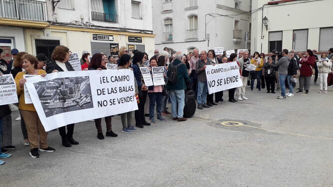 Activistas vecinales, de organizaciones ciudadanas y personas a título individual protestan contra la venta del Campo de las Balas.