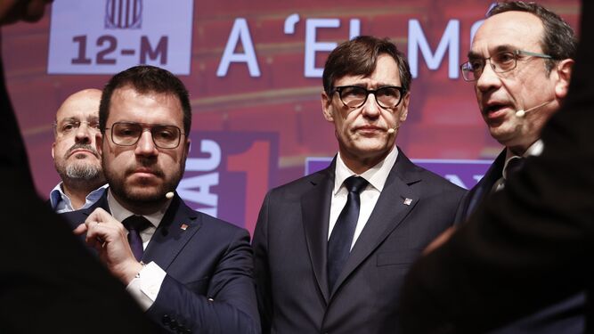 Salvador Illa, flanqueado por Pere Aragonès y Josep Rull en un debate de los candidatos a las elecciones catalanas.