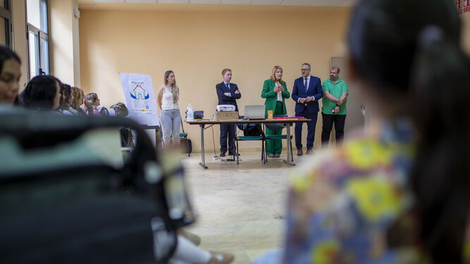 Representantes del Ayuntamiento de Huelva asisten a una sesión del programa 'Encuentros de familias'.