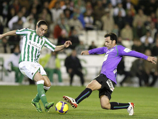 Calleja disputa un bal&oacute;n con Sergio Garc&iacute;a

Foto: Antonio Pizarro y EFE