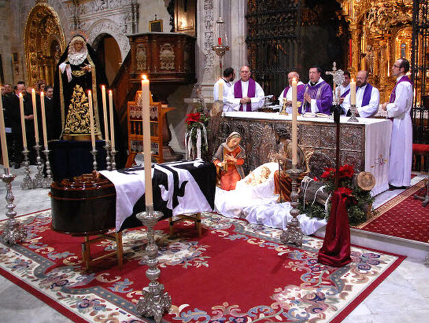 La iglesia de Santo Domingo se llena en el funeral por el entra&ntilde;able cofrade Manolito el del Huerto.

Foto: Manu Garc&iacute;a