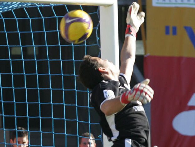 Sergio Aragoneses no puede detener el bal&oacute;n en el primer gol de falta directa de Momo.

Foto: Pascual