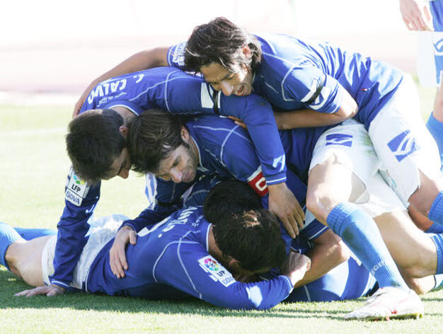 Los jugadores celebraron el primer gol de Momo por todo lo alto.

Foto: Pascual