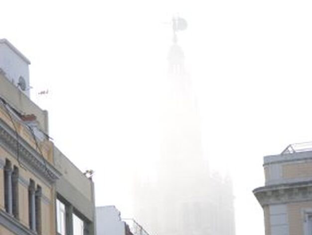 La niebla envuelve Sevilla