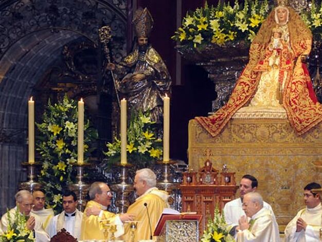 El cardenal Amigo felicita efusivamente a monse&ntilde;or Asenjo.

Foto: Juan Carlos Vazquez