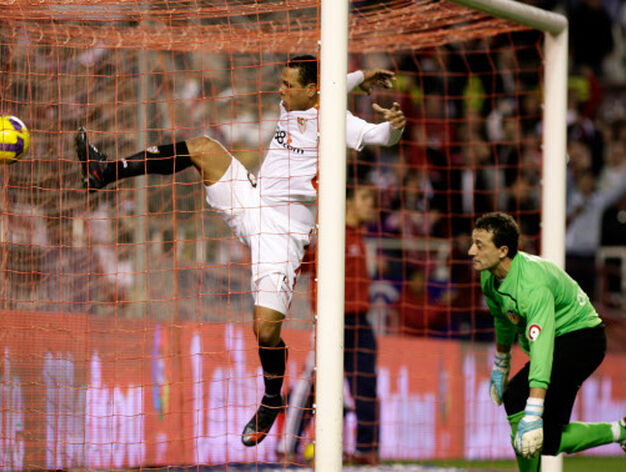 Luis Fabiano mete hasta el fondo de la red el bal&oacute;n

Foto: Antonio Pizarro