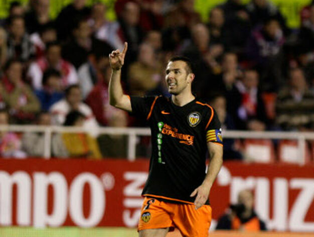 El jugador del Valencia, Marchena, le pide al &aacute;rbitro una asistencia.


Foto: Antonio Pizarro