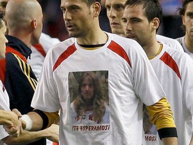 Los jugadores del Sevilla saltaron al terreno de juego con una camiseta con la cara de Marta y el lema 'Te esperamos'.

Foto: agencias