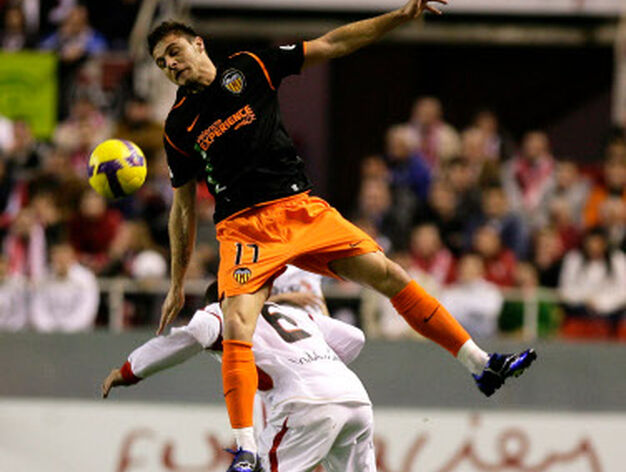 El valencianista Joaqu&iacute;n salta para recuperar el bal&oacute;n

Foto: Antonio Pizarro