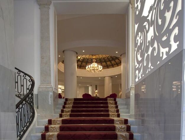 Escaleras del hotel cubiertas por una alfombra roja.

Foto: Jaime Martinez
