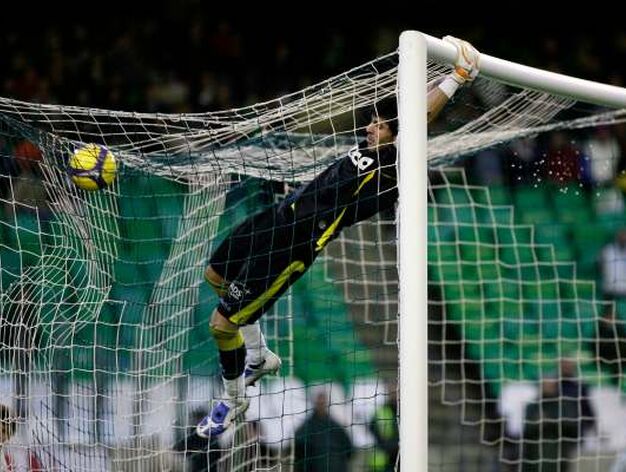 Jacobo se agarra al larguero despu&eacute;s de un gol del Betis.

Foto: Antonio Pizarro