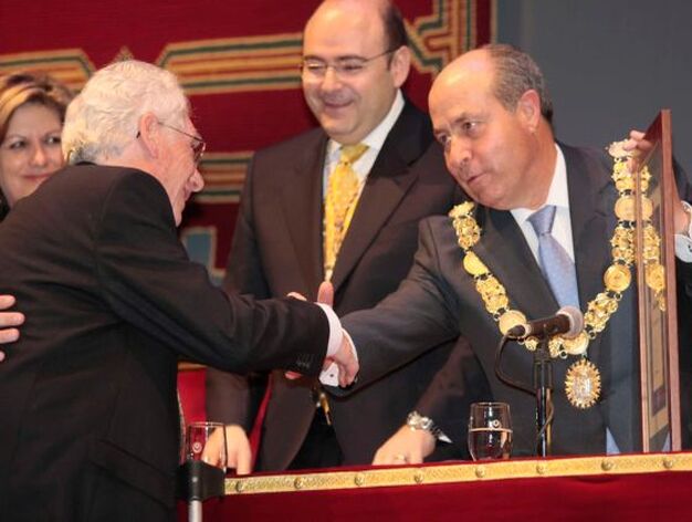 El alcalde felicita a uno de los condecorados en presencia de Sebasti&aacute;n P&eacute;rez

Foto: Miguel Rodr?ez