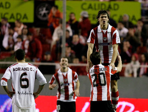Aitor Oscio y Llorente celebran el gol del Athletic

Foto: Antonio Pizarro