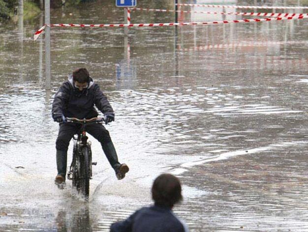 Dos chavales juegan con las bicis en el municipio guipuzcoano de Astigarraga, inundado en algunas zonas tras las fuertes lluvias ca&iacute;das desde ayer en la regi&oacute;n.

Foto: EFE