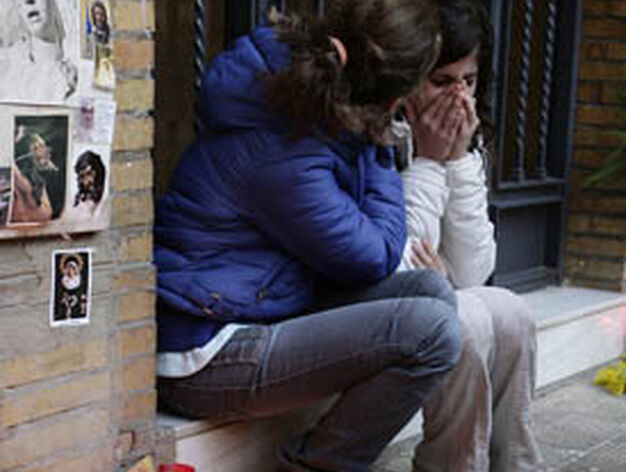 Dos j&oacute;venes lloran la muerte de Marta del Castillo.

Foto: Antonio Pizarro / Manuel G&oacute;mez