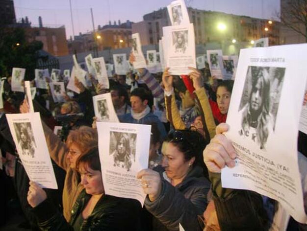 Cientos de personas se manifestaron portando un cartel con el que se ped&iacute;a justicia por el crimen que acab&oacute; con la vida de Marta del castillo

Foto: Belen Vargas