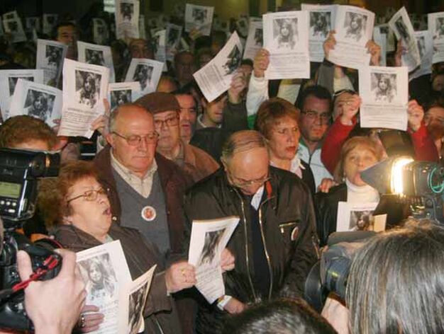 Todos los asistentes levantaban el cartel de marta del Castillo junto al abuelo de la menor

Foto: Belen Vargas