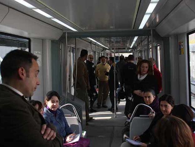 Aspecto del interior de los vagones del metro con personas que han visitado el transporte.

Foto: Jose Angel Garcia