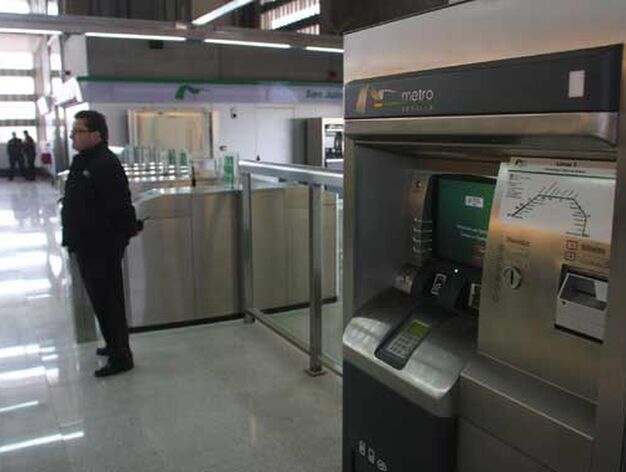 Metro de Sevilla colocar&aacute; cajeros para que los usuarios puedan disponer de billetes de forma autom&aacute;tica.

Foto: Jose Angel Garcia
