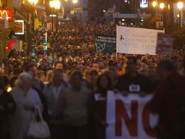 Miles de vecinos secundaron la llamada de sus colectivos en la mayor protesta en a&ntilde;os./J. M. Qui&ntilde;ones