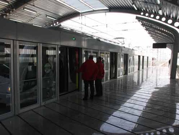 El metro junto al and&eacute;n, desde donde los pasajeros acceder&aacute;n a su interior.

Foto: Jose Angel Garcia