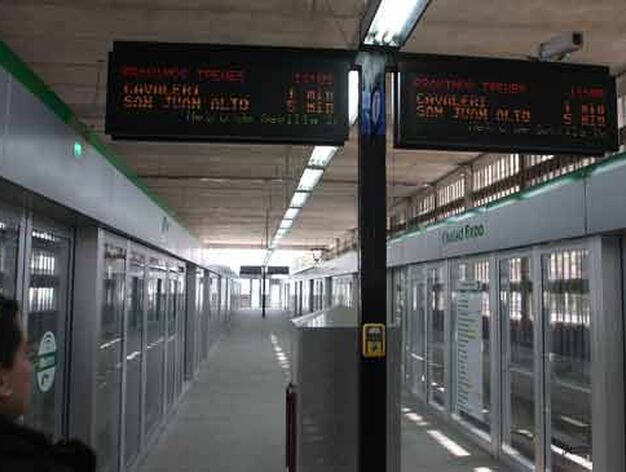 Los indicadores de tiempo de espera para el metro se sit&uacute;an a lo largo del and&eacute;n.

Foto: Jose Angel Garcia