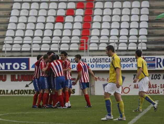 Los jugadores del Algeciras celebran uno de los goles.

Foto: Europa Sur