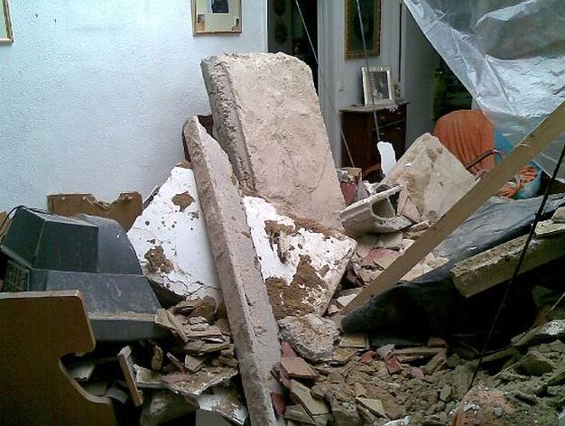 Se derrumba el techo de una vivienda en Paco Alba, 5.