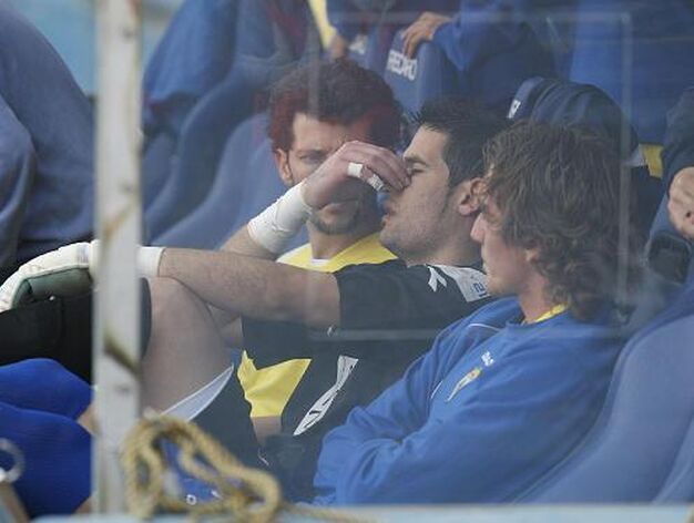 Casilla sufri&oacute; un golpe en el ojo en un choque con un rival y tuvo que ser sustituido. 

Foto: Jose Braza