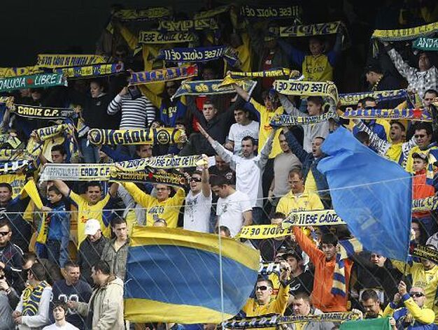 La afici&oacute;n amarilla se dej&oacute; notar en los primeros minutos del partido. 

Foto: Jose Braza