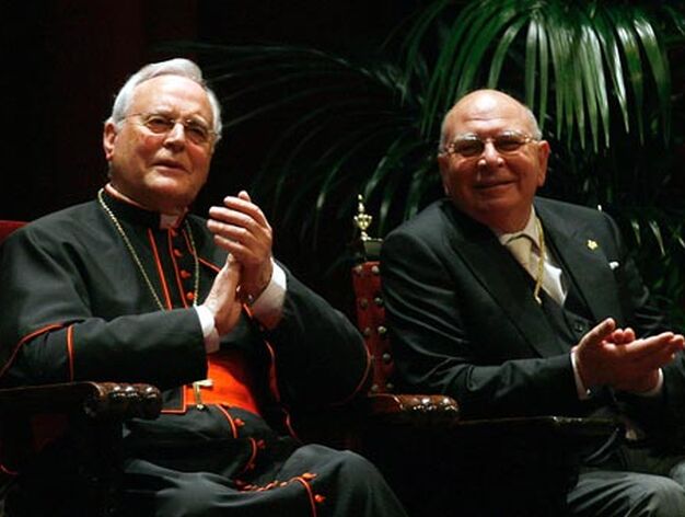 El cardenal y el presidente del Consejo aplauden al pregonero.

Foto: Manuel Gomez