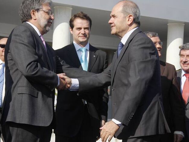 Manuel Chaves, presidente de la Junta, saluda al alcalde de Dos Hermanas, Francisco Toscano.

Foto: Victoria Hidalgo