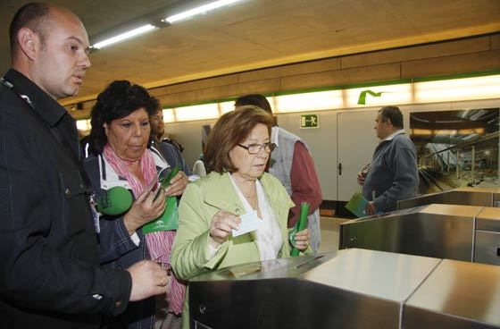 Los primeros usuarios llegaban algo confusos a las m&aacute;quinas de control del Metro.

Foto: Victoria Hidalgo/ Bel&eacute;n Vargas