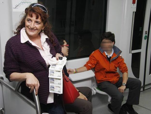 Una se&ntilde;ora vende cupones en uno de los vagones de Metro.

Foto: Victoria Hidalgo/ Bel&eacute;n Vargas