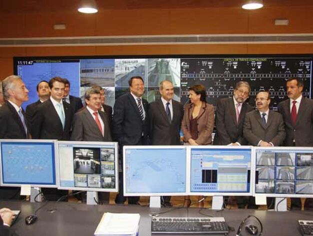 Paneles de control de la l&iacute;nea 1 de Metro con las autoridades encargadas de la inauguraci&oacute;n al fondo.

Foto: Victoria Hidalgo