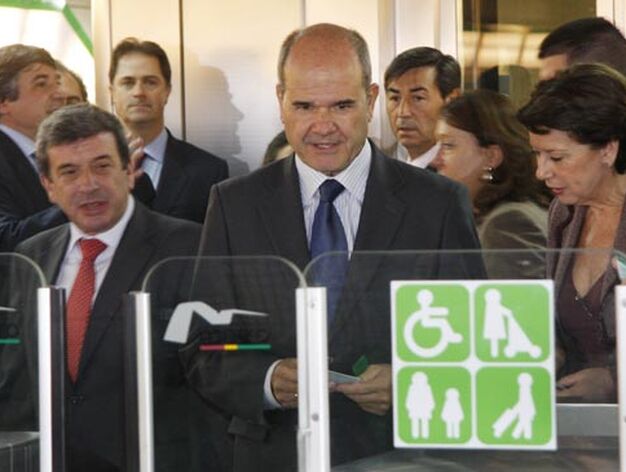 Manuel Chaves a las puertas del Metro de Sevilla con su tarjeta en las manos junto a la ministra de Fomento y el consejero de Obras P&uacute;blicas.

Foto: Victoria Hidalgo