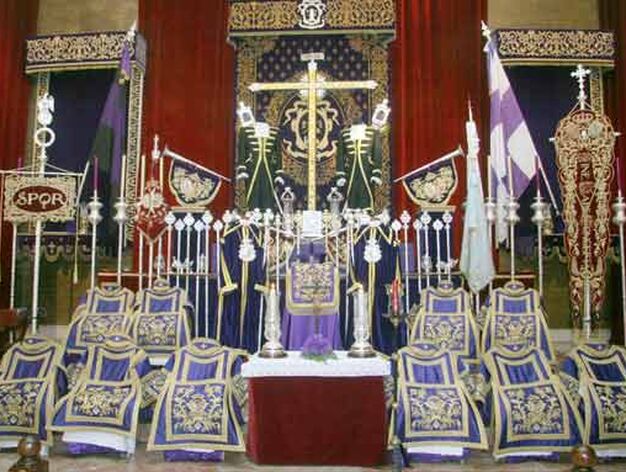 Imagen de un Altar de Insignia preparado para la estaci&oacute;n de penitencia de la Virgen de la Victoria.

Foto: Bel&eacute;n Vargas