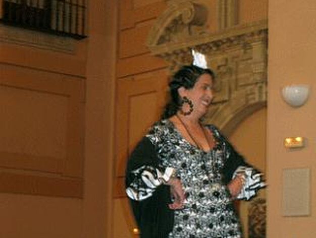 Rosario Romero Galo, dise&ntilde;adora de trajes de flamenca, presenta su nueva colecci&oacute;n en Sanl&uacute;car en un desfile ben&eacute;fico en favor de la lucha contra el c&aacute;ncer.
