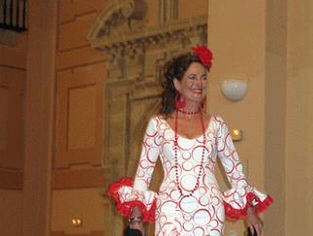 Rosario Romero Galo, dise&ntilde;adora de trajes de flamenca, presenta su nueva colecci&oacute;n en Sanl&uacute;car en un desfile ben&eacute;fico en favor de la lucha contra el c&aacute;ncer.