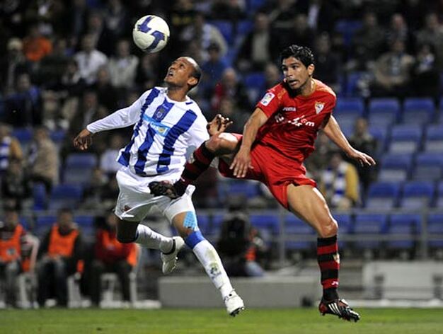 Renato lucha un bal&oacute;n con el defense Morris.

Foto: Cristina Quicler (Afp photo)