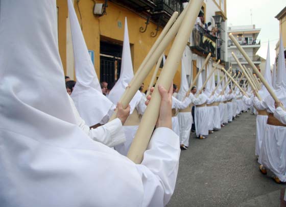 Nazarenos de la Amargura avanzando por la Plaza de San Juan de la Palma.

Foto: Bel&eacute;n Vargas