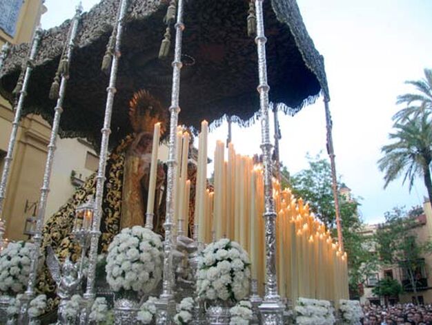 La Virgen de la Amargura, tras cruzar el dintel de San Juan de la Palma.

Foto: Bel&eacute;n Vargas