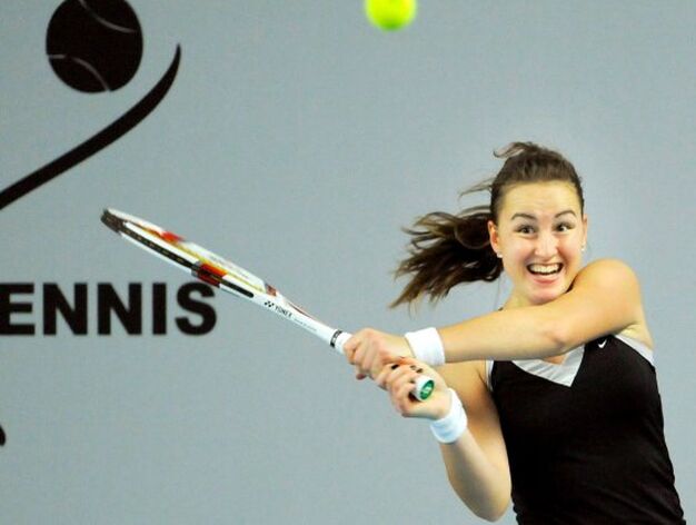La tenista francesa, Irena Pavlovic, devuelve una bola durante el partido de primera ronda del abierto de Torhout, B&eacute;lgica.

Foto: EFE