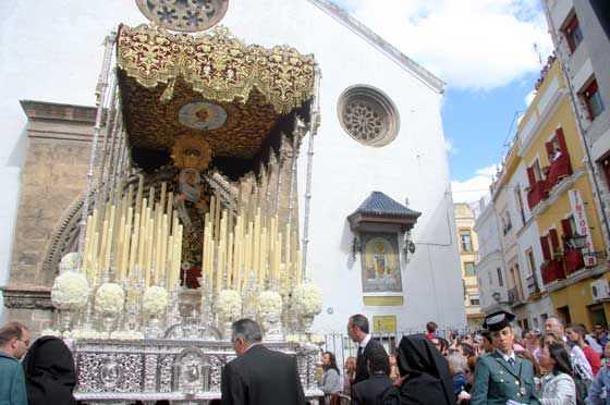 Salida del palio de la Virgen de Gracia y Amparo.

Foto: Bel&eacute;n  Vargas