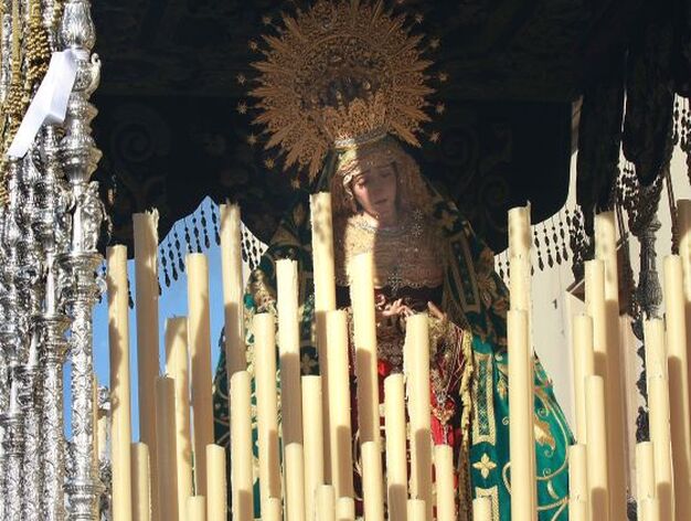 Las insignias y estandartes que componen el cortejo de la cofrad&iacute;a son de gran valor y originalidad en la Semana Santa granadina.

Foto: Pepe Torres