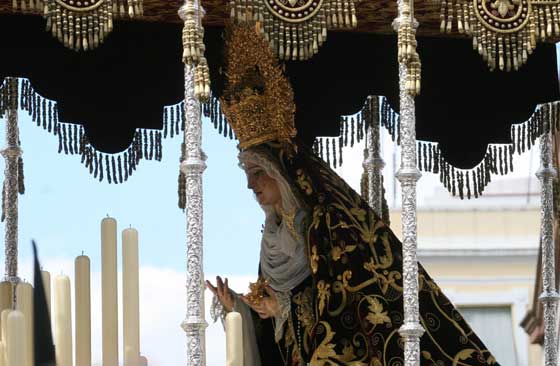 La Virgen de Gracia y Amparo entre los varales del Palio.

Foto: Bel&eacute;n Vargas