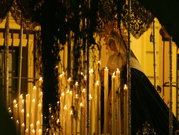 La Virgen de las aguas, iluminada por decenas de cirios.

Foto: Jos&eacute; &Aacute;ngel Garc&iacute;a