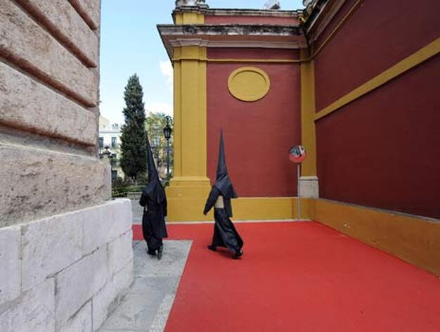 Una larga alfombra roja acog&iacute;a la llegada de nazarenos al Rectorado.

Foto: Antonio Pizarro