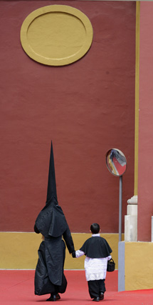 Un monaguillo junto a un nazareno a su llegada al templo de Los Estudiantes.

Foto: Antonio Pizarro