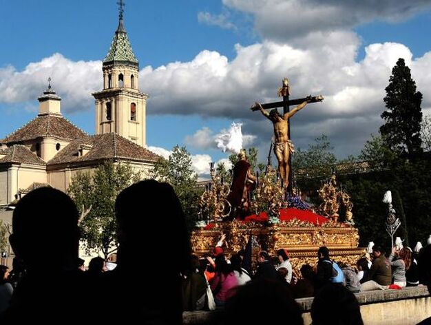 150 nazarenos procesionaron junto al Cristo con t&uacute;nica blanca y antifaz morado.

Foto: Pepe Torres